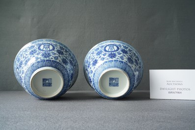 Een paar Chinese blauw-witte 'wan shou wu jiang' kommen, Qianlong merk en periode