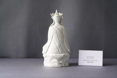 Une figure de Doumu en porcelaine blanc de Chine, marque en creux, 19/20&egrave;me