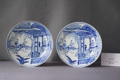 Une paire de plats en porcelaine de Chine en bleu et blanc &agrave; d&eacute;cor d'une sc&egrave;ne du 'Xi Xiang Ji', Yongzheng