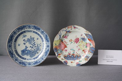 Une assiette en porcelaine de Chine famille rose &agrave; d&eacute;cor de feuilles de tabac et une &agrave; d&eacute;cor de lapins en bleu et blanc, Qianlong