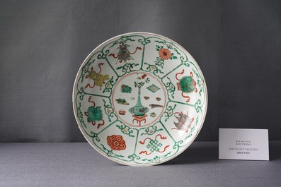 Un plat en porcelaine de Chine famille verte &agrave; d&eacute;cor d'antiquit&eacute;s, Kangxi