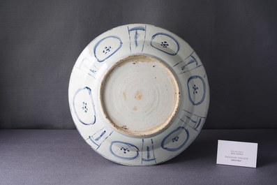 Un tr&egrave;s grand plat en porcelaine de Chine en bleu et blanc de type kraak &agrave; d&eacute;cor de ph&eacute;nix, Wanli