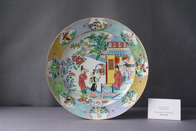 Un grand plat en porcelaine de Chine famille rose &agrave; d&eacute;cor de figures devant un temple, Yongzheng