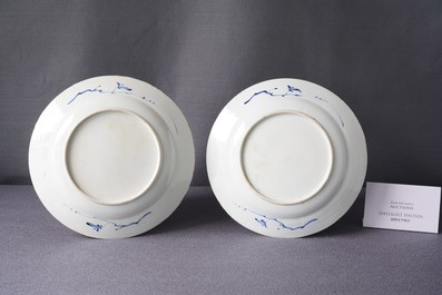 Une paire de plats en porcelaine de Chine en bleu et blanc &agrave; d&eacute;cor d'une sc&egrave;ne du 'Xi Xiang Ji', Yongzheng