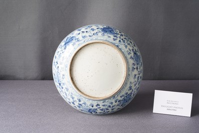 Een Chinese blauw-witte schotel met een rotspartij, Ming
