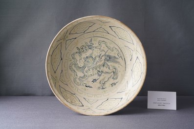 Un plat en gr&egrave;s porcelaineux d'Annam ou Vietnam &agrave; d&eacute;cor d'un lion bouddhiste en bleu, blanc, vert et dor&eacute;, 14/15&egrave;me