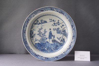 Un grand plat profond en porcelaine de Chine en bleu et blanc, Qianlong