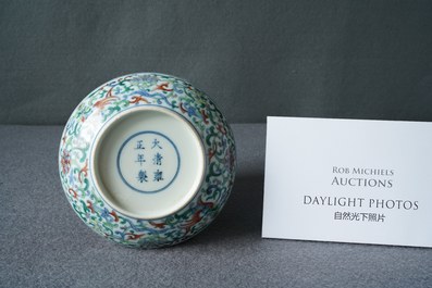 Een Chinese doucai 'feniksen' schotel, Yongzheng merk en periode