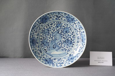 Een Chinese blauw-witte schotel met een rotspartij, Ming