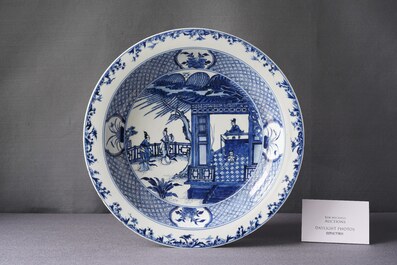 Une paire de grands plats en porcelaine de Chine en bleu et blanc &agrave; d&eacute;cor d'une sc&egrave;ne du 'Xi Xiang Ji', Yongzheng