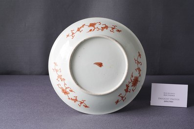 Un plat en porcelaine de Chine en rouge de fer et dor&eacute; &agrave; d&eacute;cor de ph&eacute;nix, 19&egrave;me