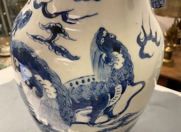 Trois vases en porcelaine de Chine en bleu et blanc et &agrave; fond c&eacute;ladon, 19&egrave;me