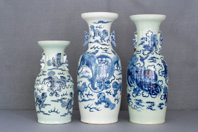 Drie Chinese blauw-witte en celadon vazen met boeddhistische leeuwen, 19e eeuw