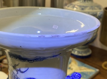 Trois vases en porcelaine de Chine en bleu et blanc et &agrave; fond c&eacute;ladon, 19&egrave;me