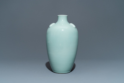 Un vase en porcelaine de Chine c&eacute;ladon monochrome, marque de Qianlong, 19/20&egrave;me