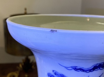 Trois vases en porcelaine de Chine en bleu et blanc et &agrave; fond c&eacute;ladon, 19&egrave;me