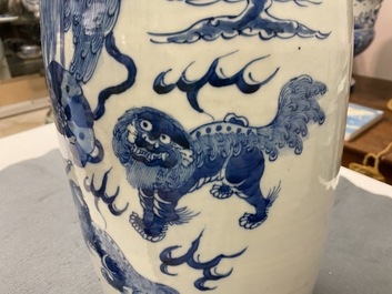 Trois vases en porcelaine de Chine en bleu et blanc et &agrave; fond c&eacute;ladon, 19&egrave;me