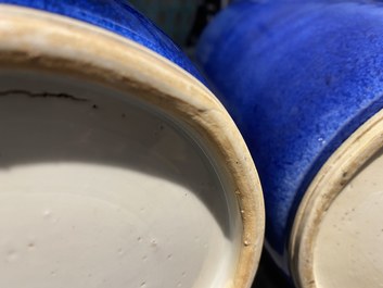 Een paar Chinese monochrome poederblauwe rouleau vazen, Kangxi