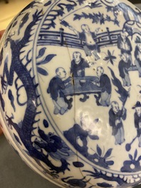 Een Chinese blauw-witte 'honderd jongens' dekseldoos, Wanli merk en periode