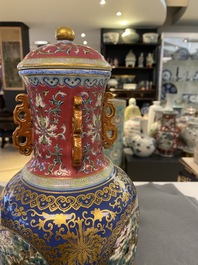 Un vase ajour&eacute; et tournant en porcelaine de Chine famille rose compos&eacute; de quatre pi&egrave;ces, marque de Qianlong, R&eacute;publique