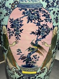 Een zeer grote Chinese famille rose dekselvaas met turquoise fondkleur, 19e eeuw