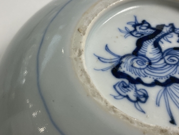 Een Chinese ondiepe blauw-witte 'Xi Xiang Ji' kom met Cui Yingying en haar moeder, Kangxi