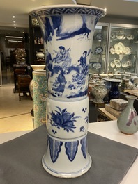 Un grand vase de forme 'gu' en porcelaine de Chine en bleu et blanc, Kangxi