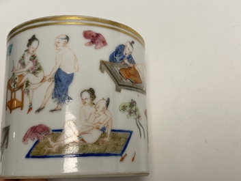 Un pot &agrave; pinceaux en porcelaine de Chine famille rose &agrave; sujet &eacute;rotique, 1&egrave;re moiti&eacute; du 19&egrave;me
