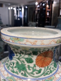 Une paire de vases en porcelaine de Chine famille verte &agrave; d&eacute;cor d'animaux mythiques, Kangxi