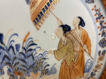 Une paire d'assiettes en porcelaine de Chine de style Imari &agrave; d&eacute;cor 'Dames au Parasol', Qianlong
