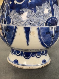 Une paire de vases en porcelaine de Chine en bleu et blanc &agrave; d&eacute;cor de taotie, Kangxi