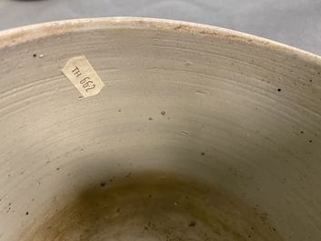 Un grand bol couvert en porcelaine de Chine de type 'Bencharong' pour le march&eacute; thai, milieu du 18&egrave;me