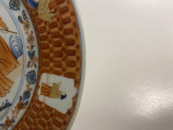 Une paire d'assiettes en porcelaine de Chine de style Imari &agrave; d&eacute;cor 'Dames au Parasol', Qianlong