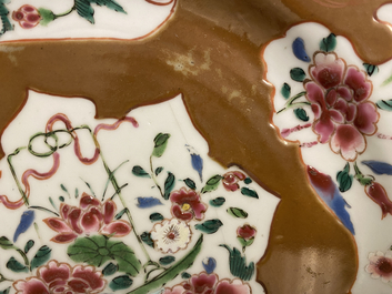 Une paire d'assiettes en porcelaine de Chine famille rose, Qianlong, et une en bleu et blanc, marque et &eacute;poque de Kangxi