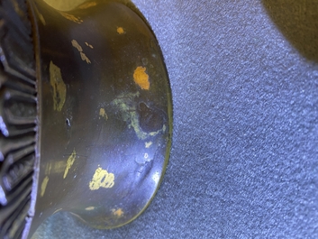 Un vase en bronze t&acirc;ch&eacute; d'or, marque de Qianlong, Qing