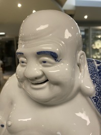 Une grande figure de Bouddha en porcelaine de Chine en bleu et blanc, marque de Fujian Huiguang, R&eacute;publique