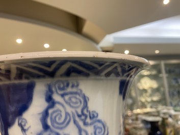 Un grand vase de forme 'gu' en porcelaine de Chine en bleu et blanc, Kangxi