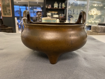 Een Chinese bronzen driepotige wierookbrander, Xuande merk, 18e eeuw