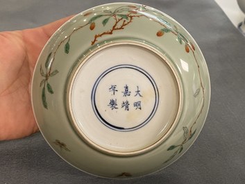 Een Chinees famille verte celadon-geglazuurd bord, Wanli merk, Kangxi/Yongzheng
