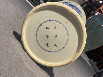 Een Chinese blauw-witte 'gu' vaas met ruiters te paard, Kangxi