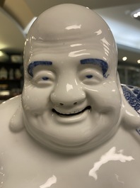 Une grande figure de Bouddha en porcelaine de Chine en bleu et blanc, marque de Fujian Huiguang, R&eacute;publique