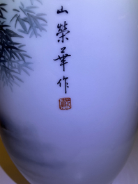 Un vase en porcelaine de Chine famille rose &agrave; d&eacute;cor d'une femme sur un rocher, marque de Jingdezhen zhi, 20&egrave;me