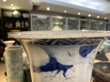 Un grand vase de forme 'gu' en porcelaine de Chine en bleu et blanc, Kangxi