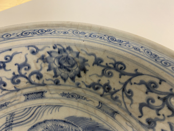 Un plat en gr&egrave;s porcelaineux d'Annam ou Vietnam &agrave; d&eacute;cor de deux oiseaux en bleu et blanc, 15&egrave;me