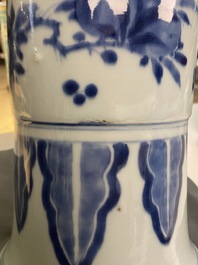 Un grand vase de forme 'gu' en porcelaine de Chine en bleu et blanc, Kangxi