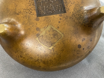 Een Chinese bronzen driepotige wierookbrander, Xuande merk, 18e eeuw