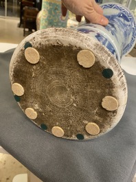 Un grand vase de forme 'gu' en porcelaine de Chine en bleu et blanc, Kangxi