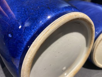 Une paire de vases de forme rouleau en porcelaine de Chine bleu poudr&eacute; monochrome, Kangxi