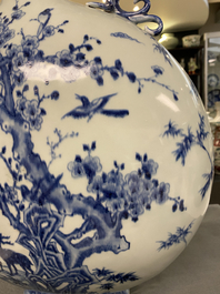 Een grote Chinese blauw-witte 'moonflask' vaas met herten, Qianlong merk en periode