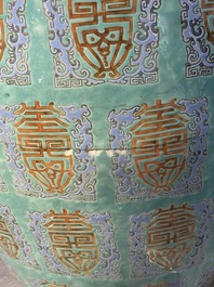 Een fijne Chinese famille rose 'Shou' vaas met onsterfelijken op turquoise fondkleur, Qianlong